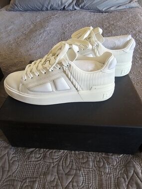 Balmain Men's Cream Low-Top Leather Sneakers